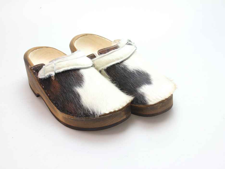 Holzschuh in Rindfell mit Schaffell gefüttert