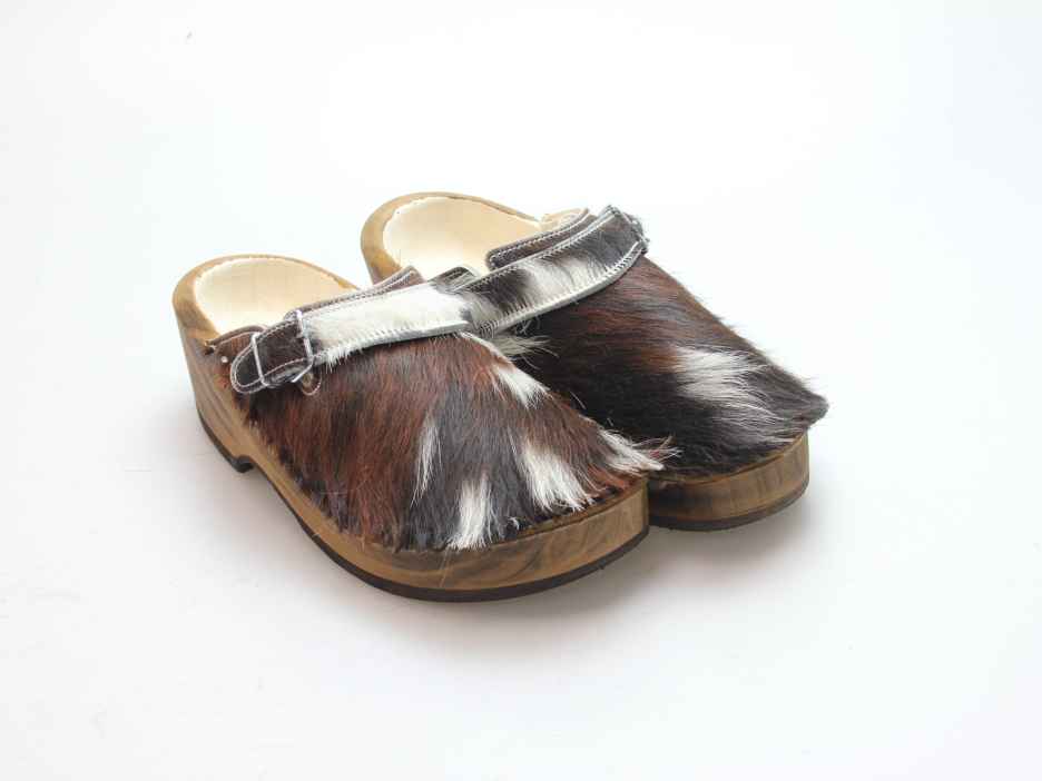 Holzschuh in Rindfell mit Schaffell gefüttert