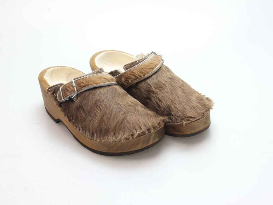 Holzschuh in Rindfell mit Schaffell gefüttert