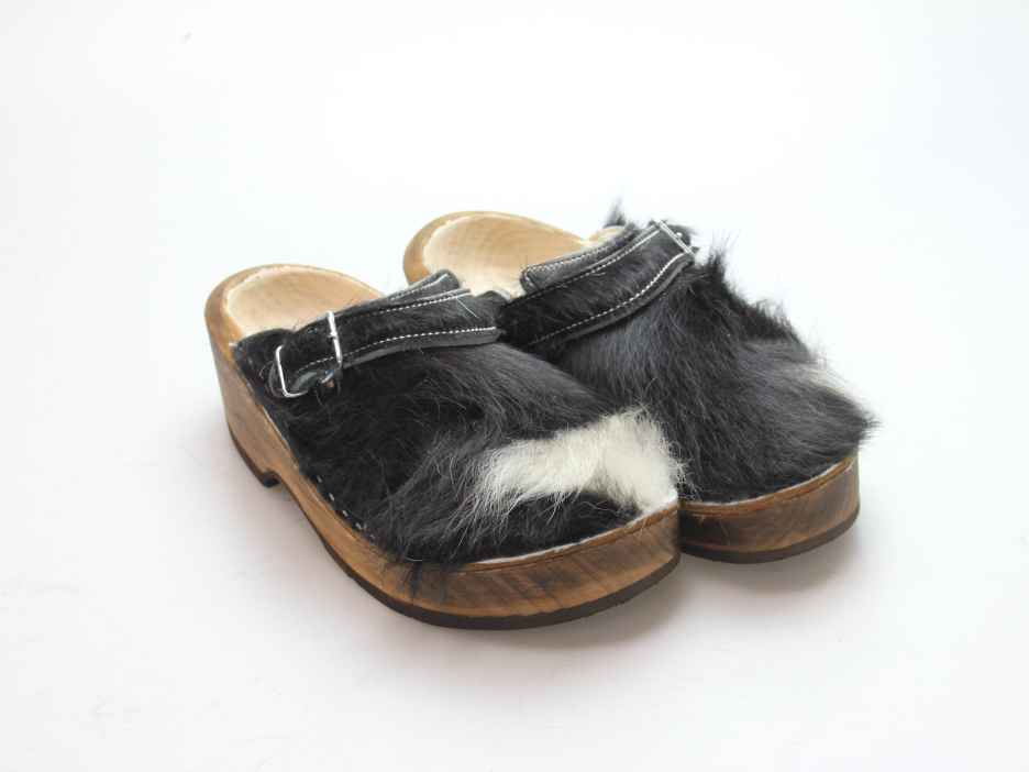 Holzschuh in Rindfell mit Schaffell gefüttert