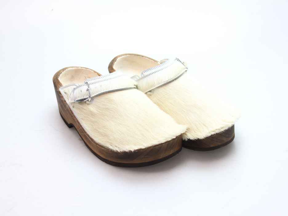 Holzschuh in Rindfell mit Schaffell gefüttert