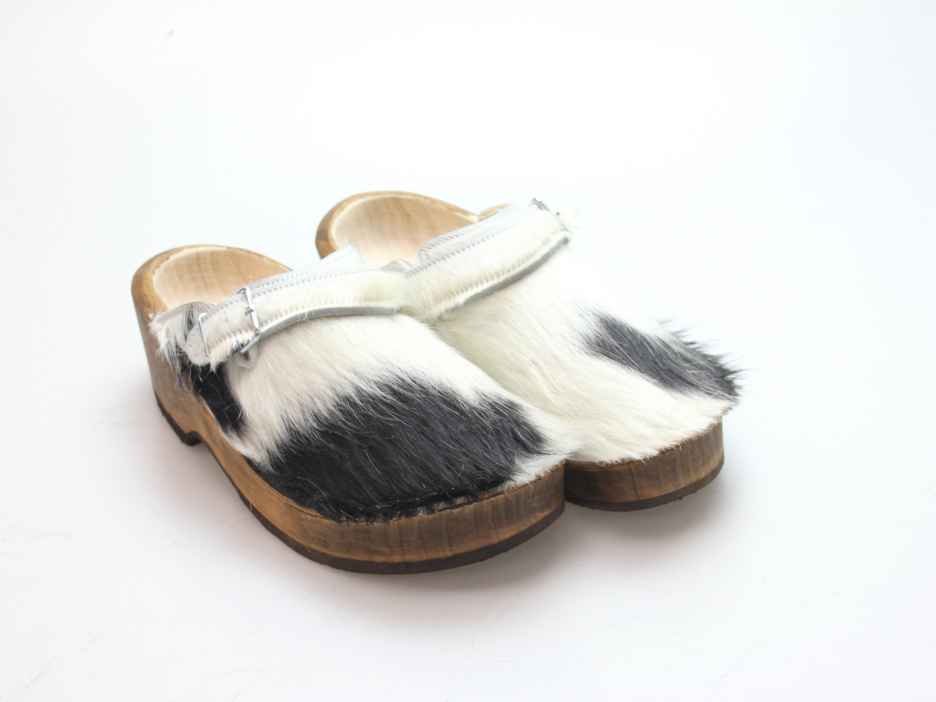 Holzschuh in Rindfell mit Schaffell gefüttert