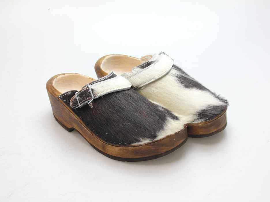 Holzschuh in Rindfell mit Schaffell gefüttert