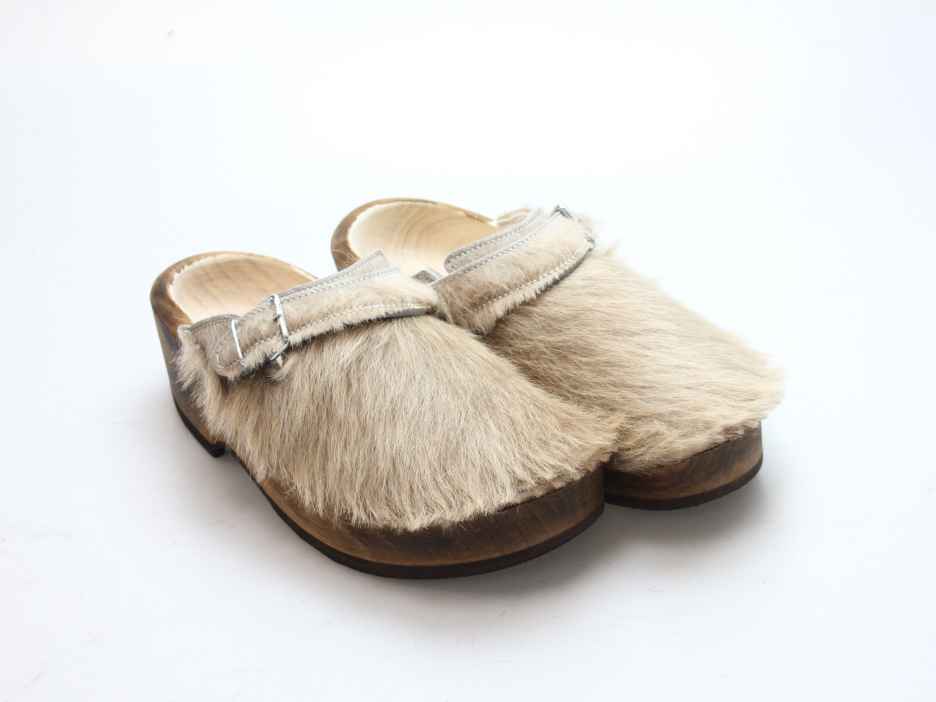 Holzschuh in Rindfell mit Schaffell gefüttert