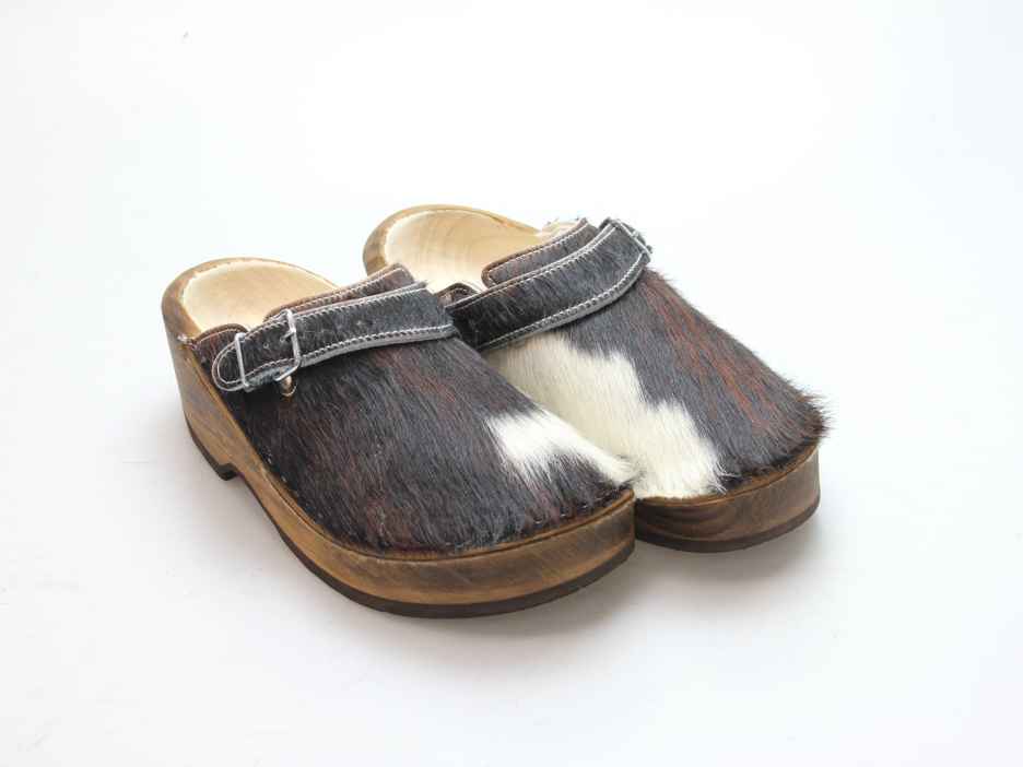 Holzschuh in Rindfell mit Schaffell gefüttert