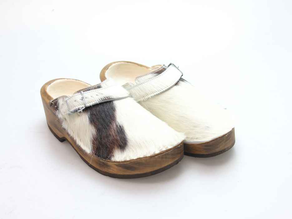 Holzschuh in Rindfell mit Schaffell gefüttert