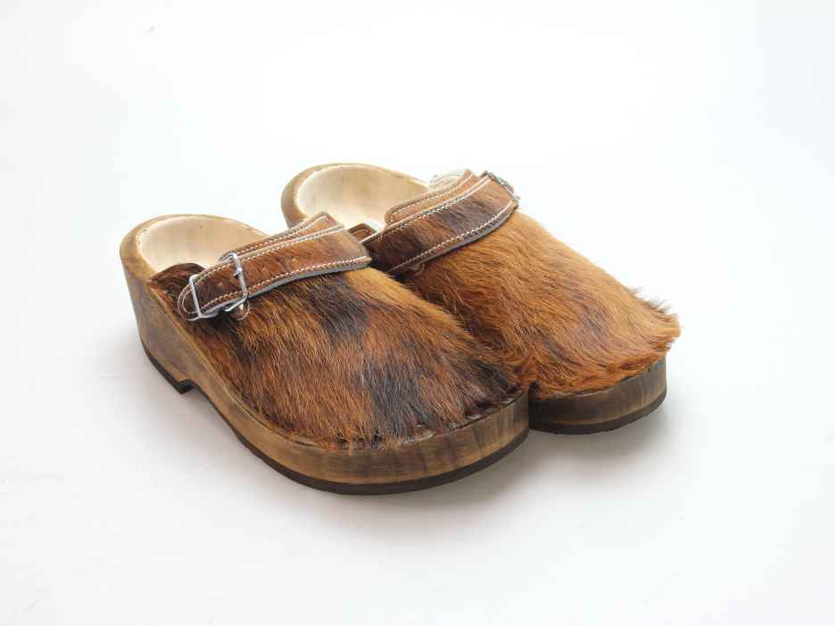 Holzschuh in Rindfell mit Schaffell gefüttert