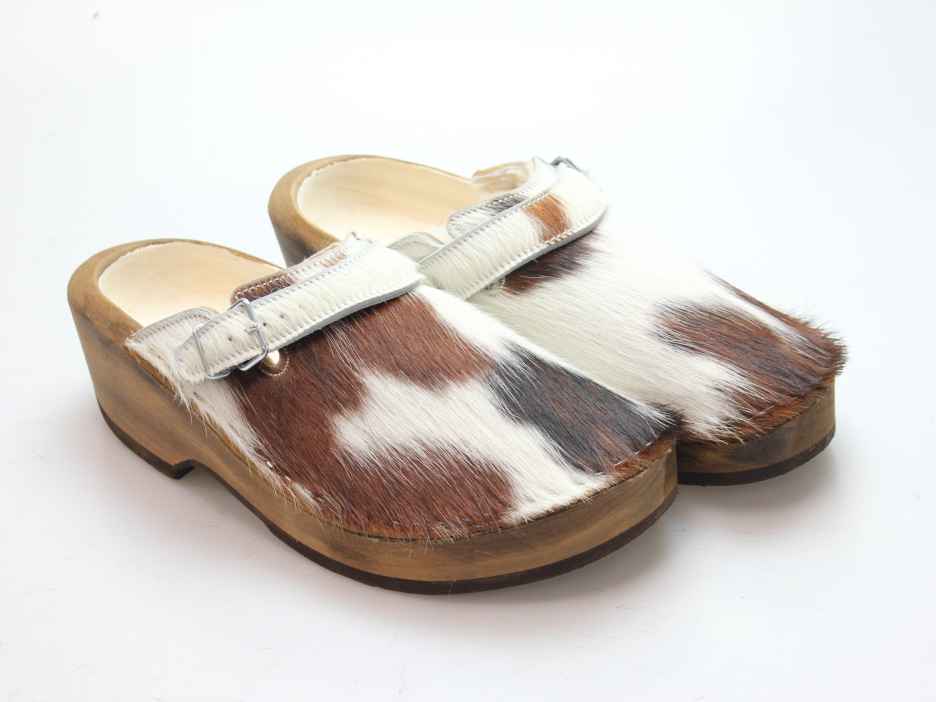 Holzschuh in Rindfell mit Schaffell gefüttert