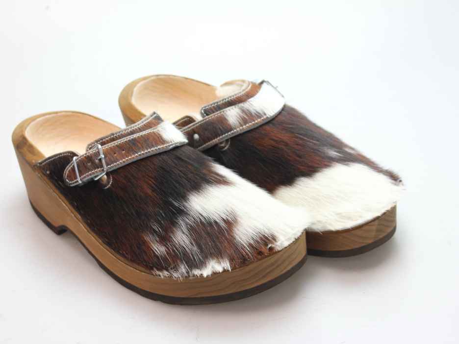 Holzschuh in Rindfell mit Schaffell gefüttert