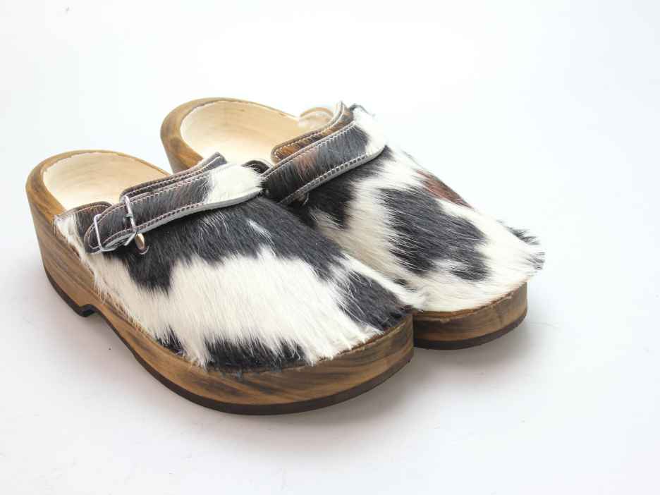 Holzschuh in Rindfell mit Schaffell gefüttert