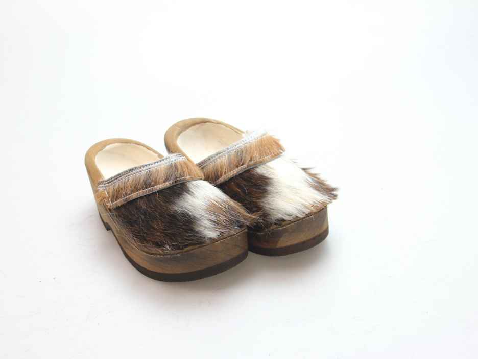 Holzschuh in Rindfell mit Schaffell gefüttert