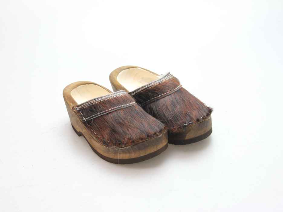 Holzschuh in Rindfell mit Schaffell gefüttert