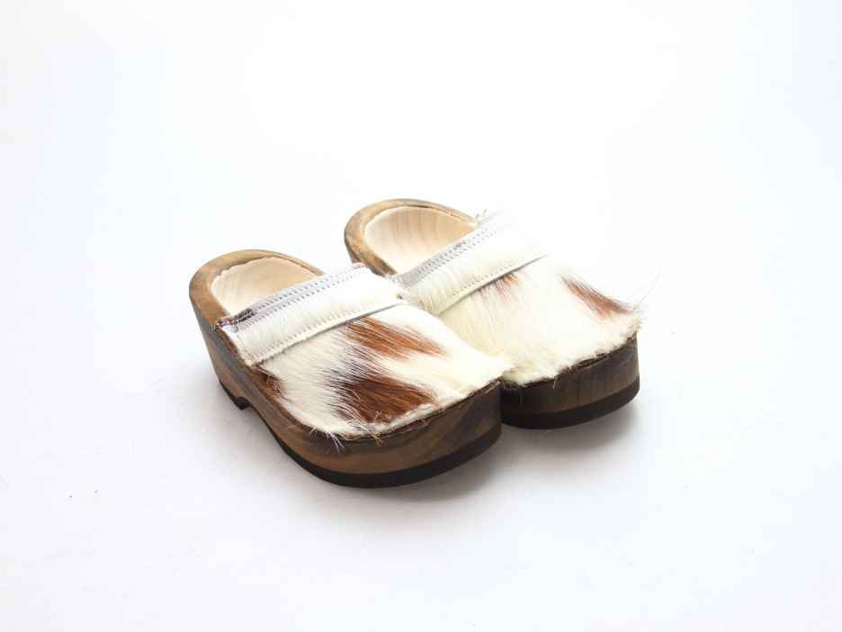 Holzschuh in Rindfell mit Schaffell gefüttert