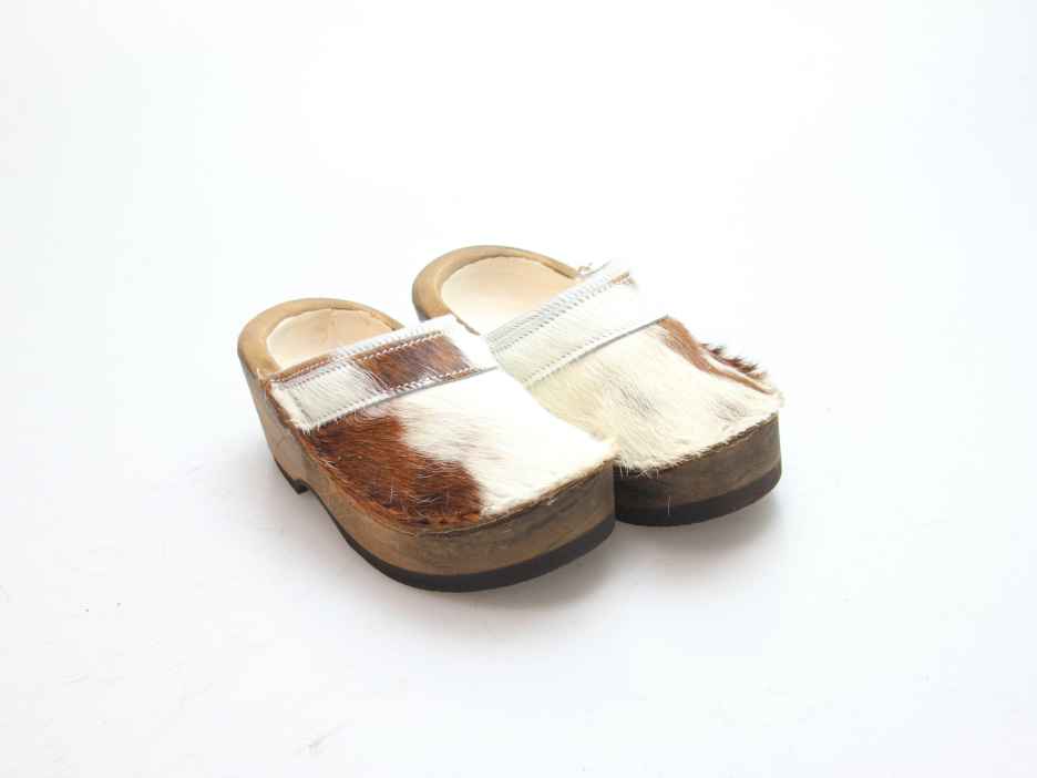 Holzschuh in Rindfell mit Schaffell gefüttert