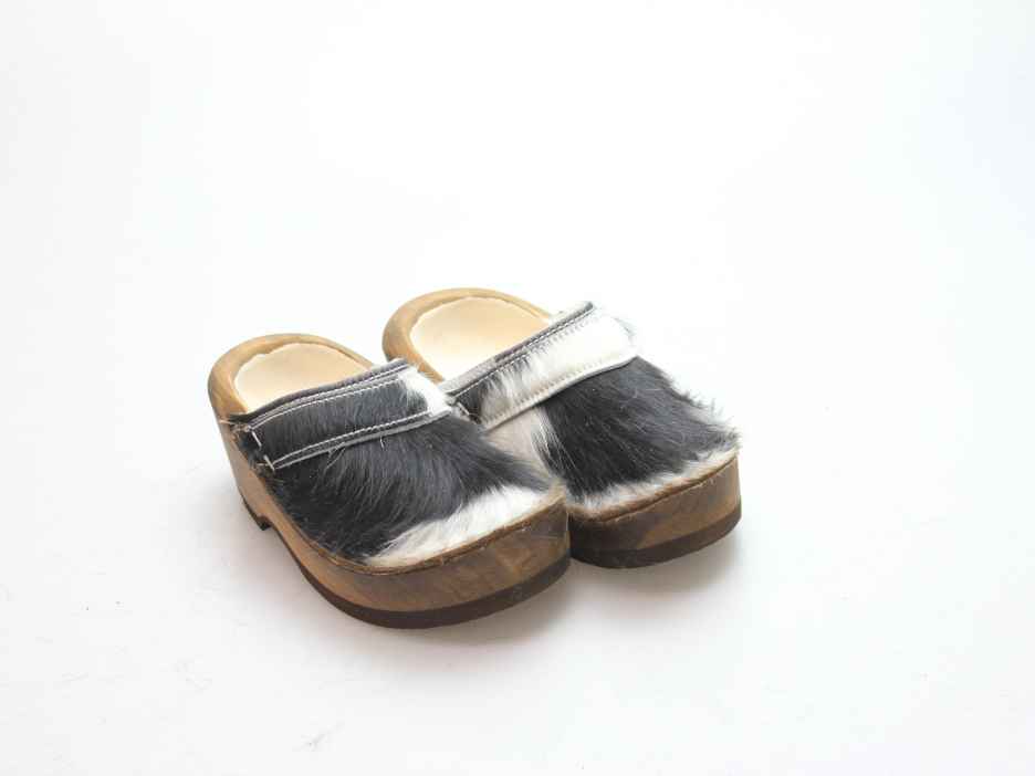 Holzschuh in Rindfell mit Schaffell gefüttert