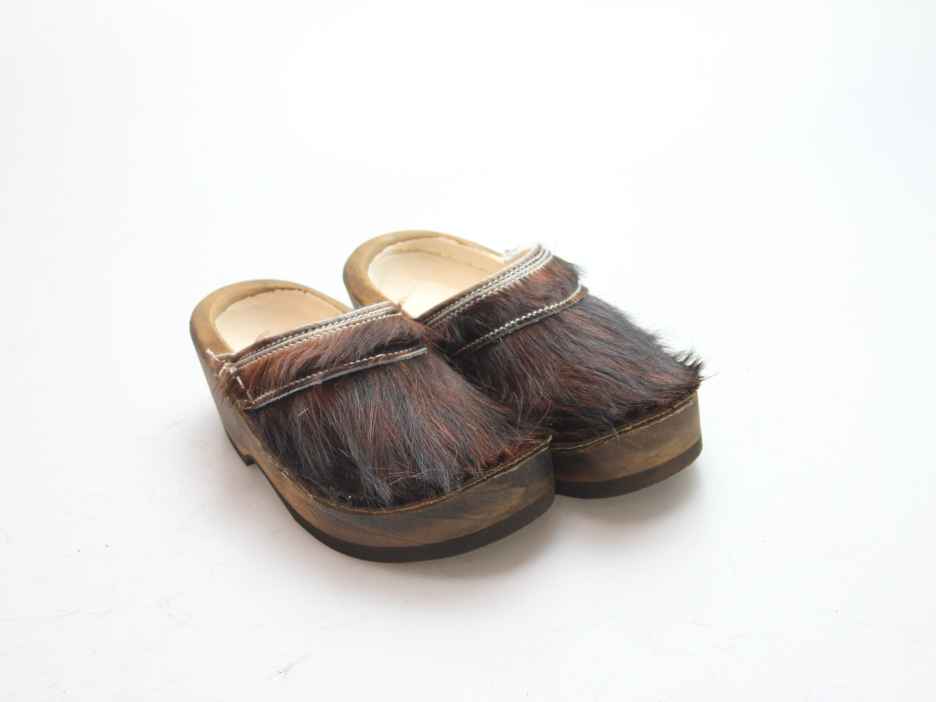 Holzschuh in Rindfell mit Schaffell gefüttert
