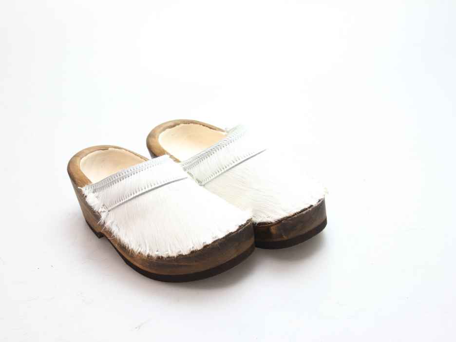Holzschuh in Rindfell mit Schaffell gefüttert