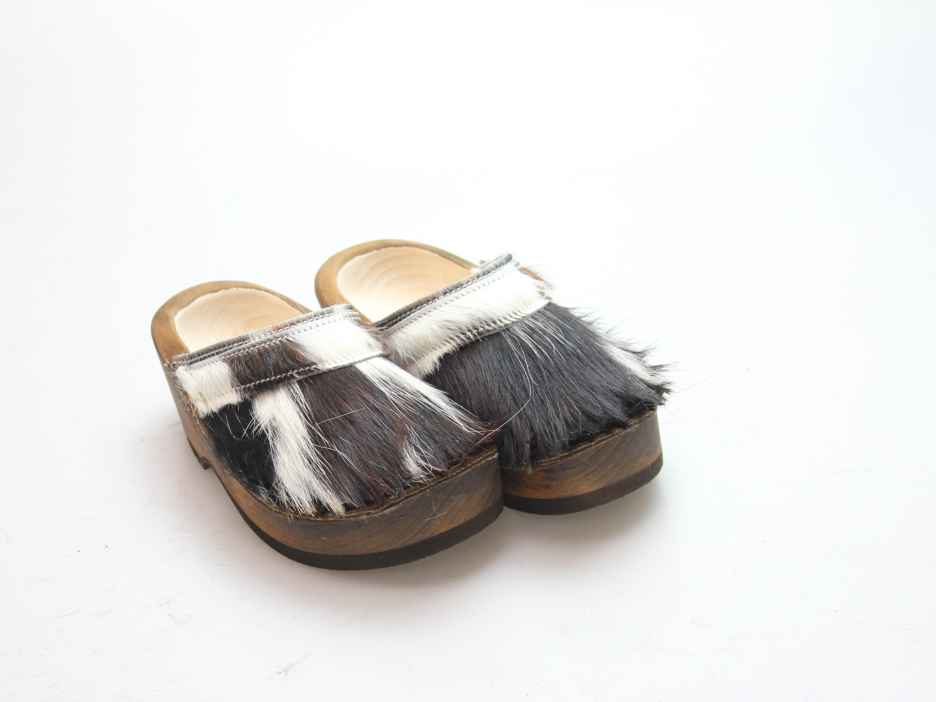 Holzschuh in Rindfell mit Schaffell gefüttert