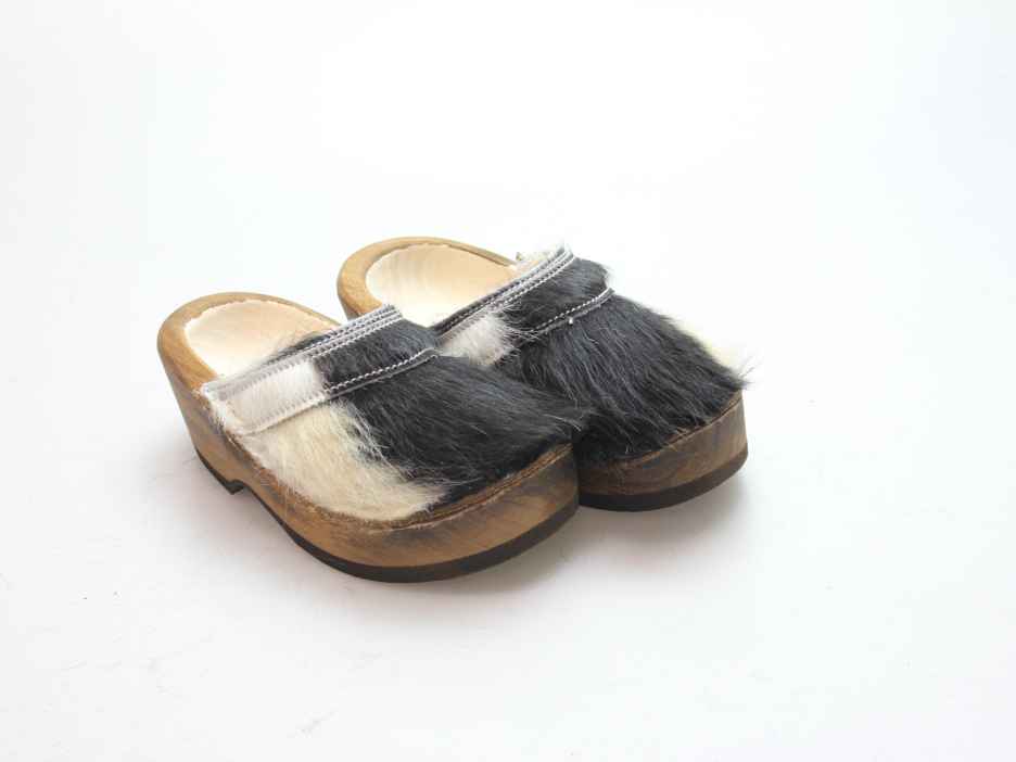 Holzschuh in Rindfell mit Schaffell gefüttert
