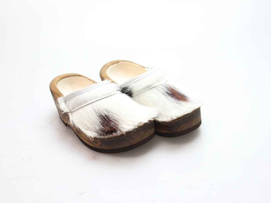 Holzschuh in Rindfell mit Schaffell gefüttert