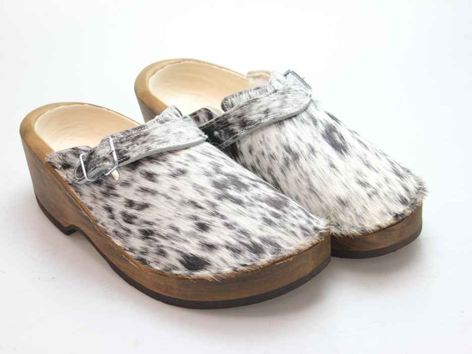 Holzschuh in Rindfell mit Schaffell gefüttert