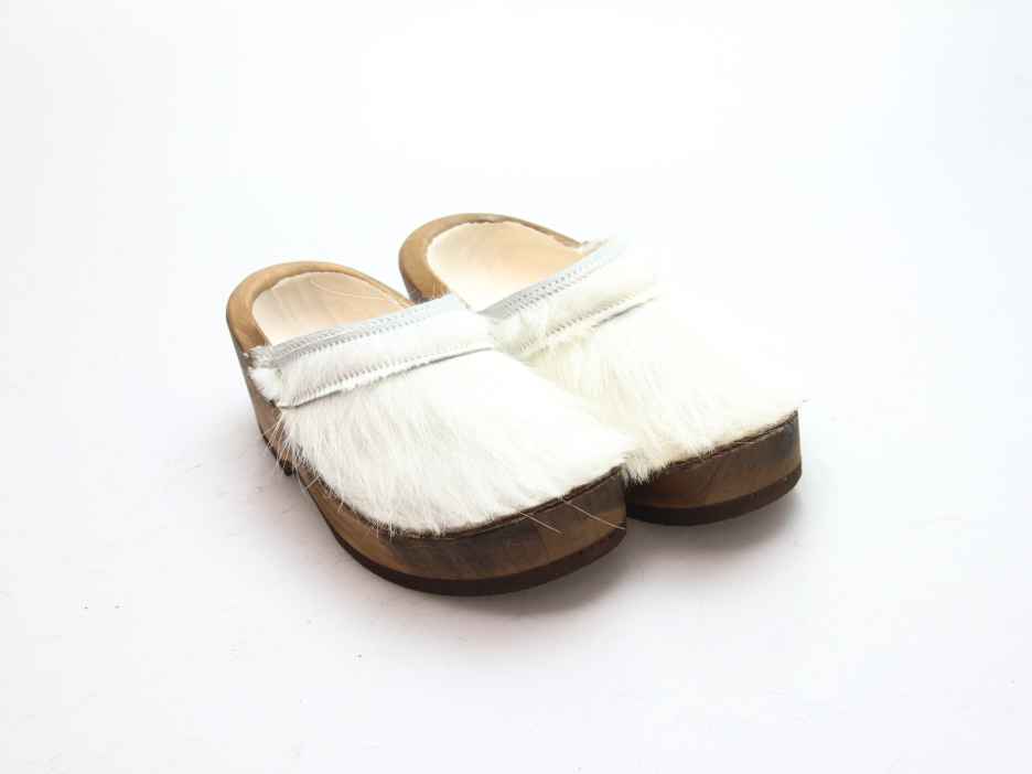 Holzschuh in Rindfell mit Schaffell gefüttert