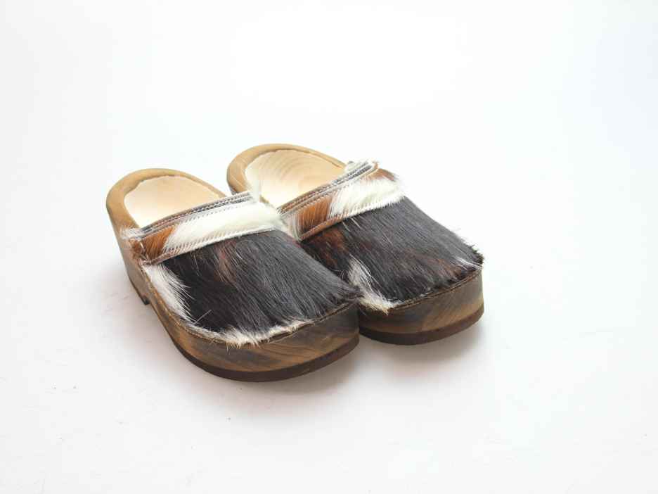 Holzschuh in Rindfell mit Schaffell gefüttert