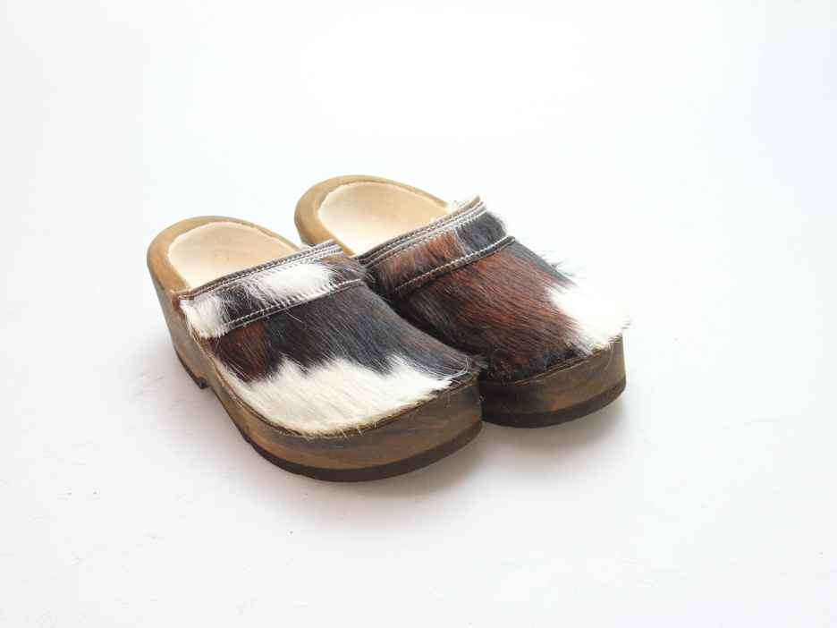 Holzschuh in Rindfell mit Schaffell gefüttert
