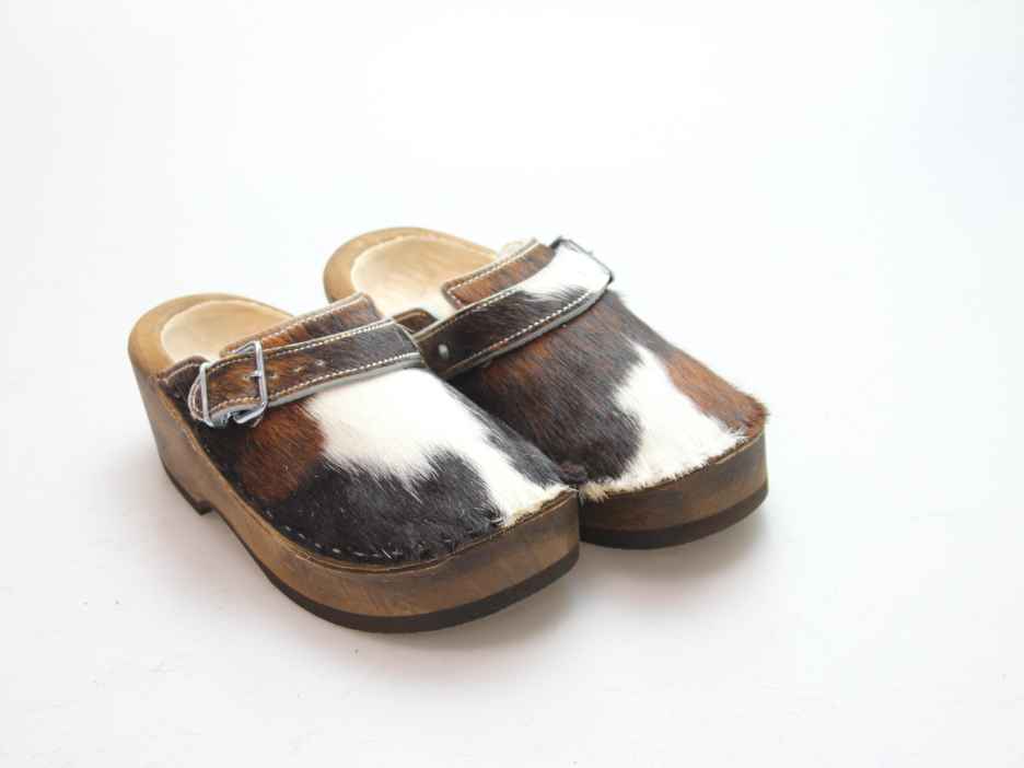 Holzschuh in Rindfell mit Schaffell gefüttert