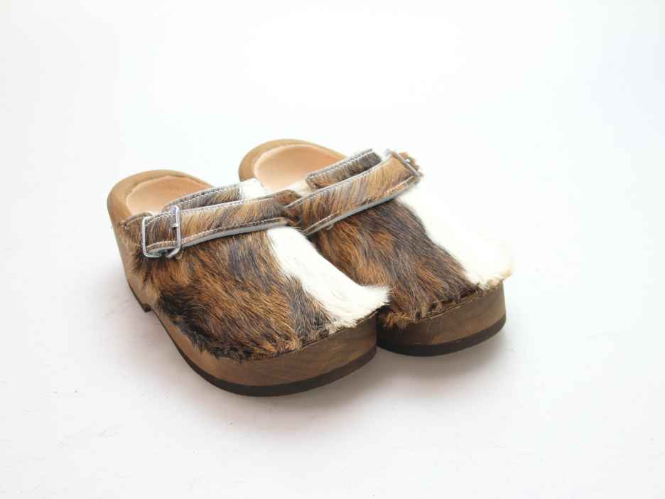 Holzschuh in Rindfell mit Schaffell gefüttert