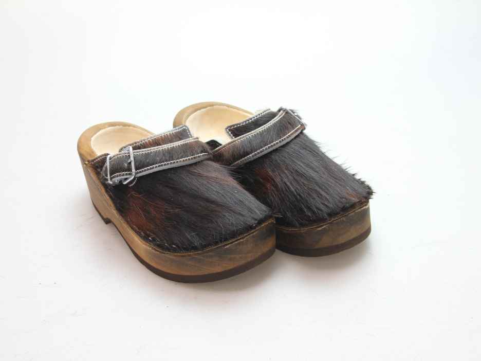 Holzschuh in Rindfell mit Schaffell gefüttert