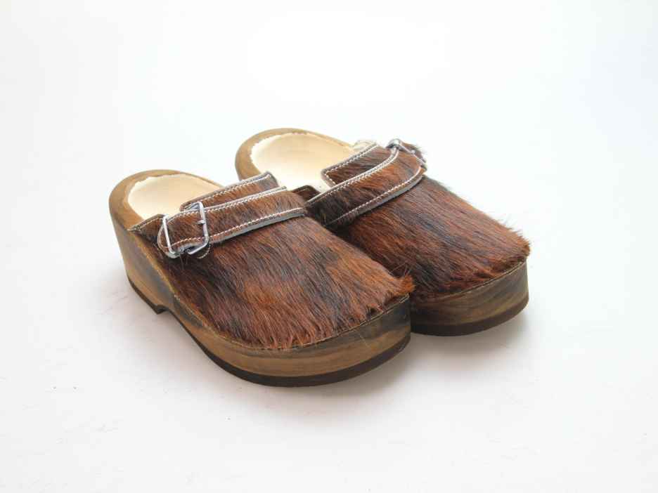 Holzschuh in Rindfell mit Schaffell gefüttert