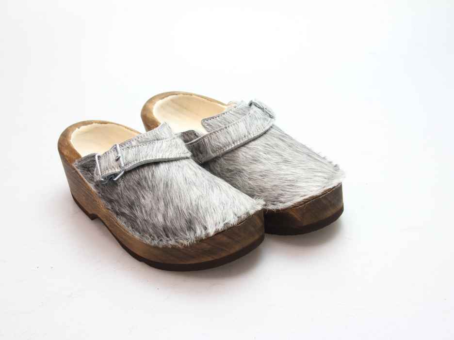 Holzschuh in Rindfell mit Schaffell gefüttert