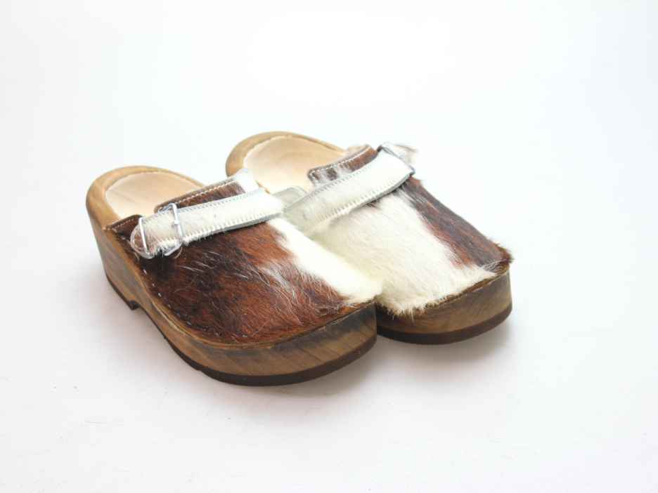 Holzschuh in Rindfell mit Schaffell gefüttert