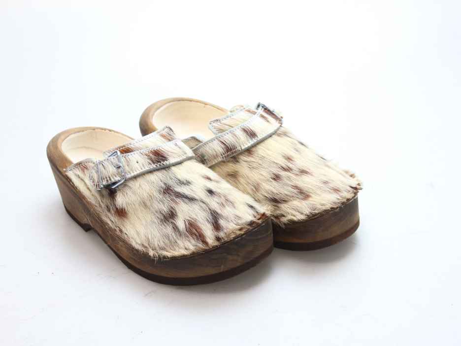 Holzschuh in Rindfell mit Schaffell gefüttert