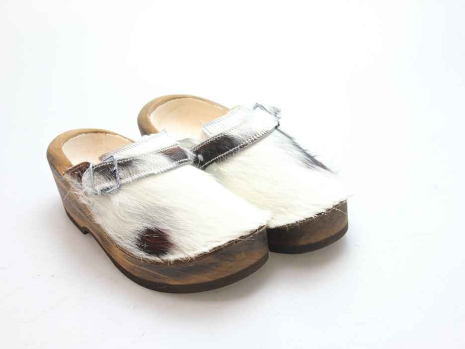 Holzschuh in Rindfell mit Schaffell gefüttert