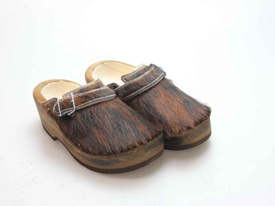 Holzschuh in Rindfell mit Schaffell gefüttert