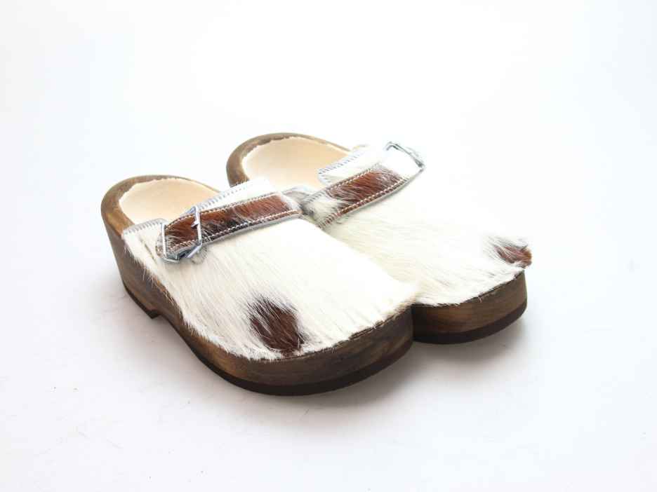 Holzschuh in Rindfell mit Schaffell gefüttert