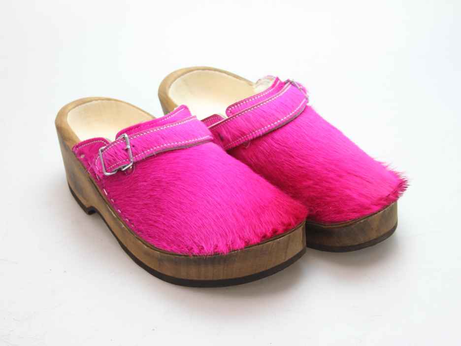 Holzschuh in Rindfell mit Schaffell gefüttert