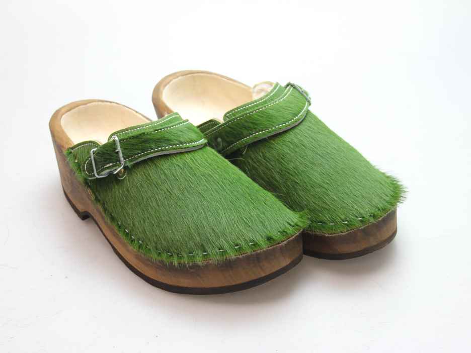 Holzschuh in Rindfell mit Schaffell gefüttert