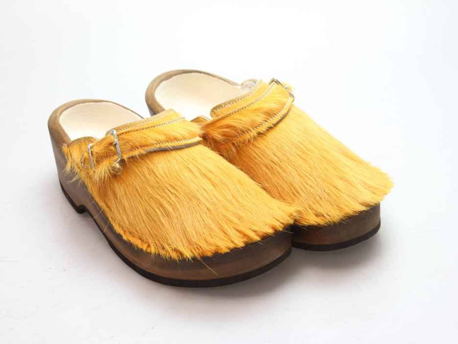 Holzschuh in Rindfell mit Schaffell gefüttert