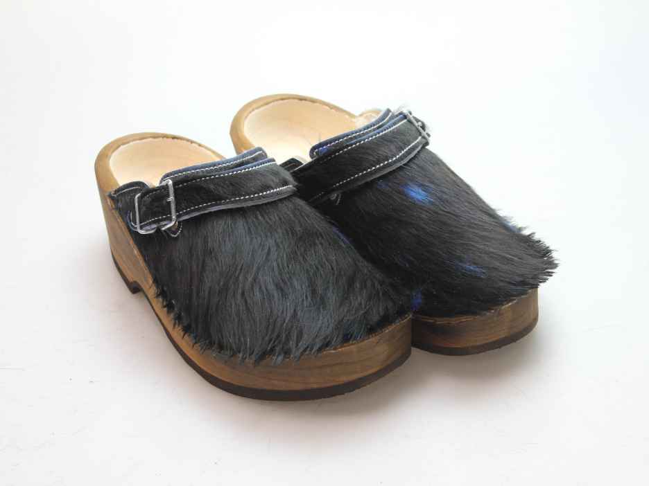 Holzschuh in Rindfell mit Schaffell gefüttert