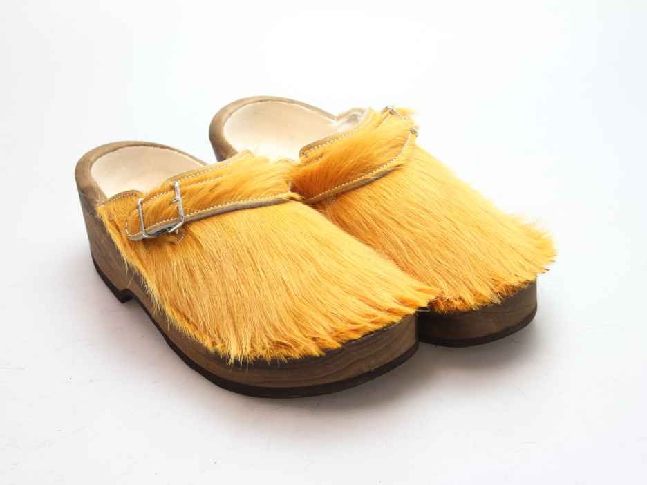 Holzschuh in Rindfell mit Schaffell gefüttert