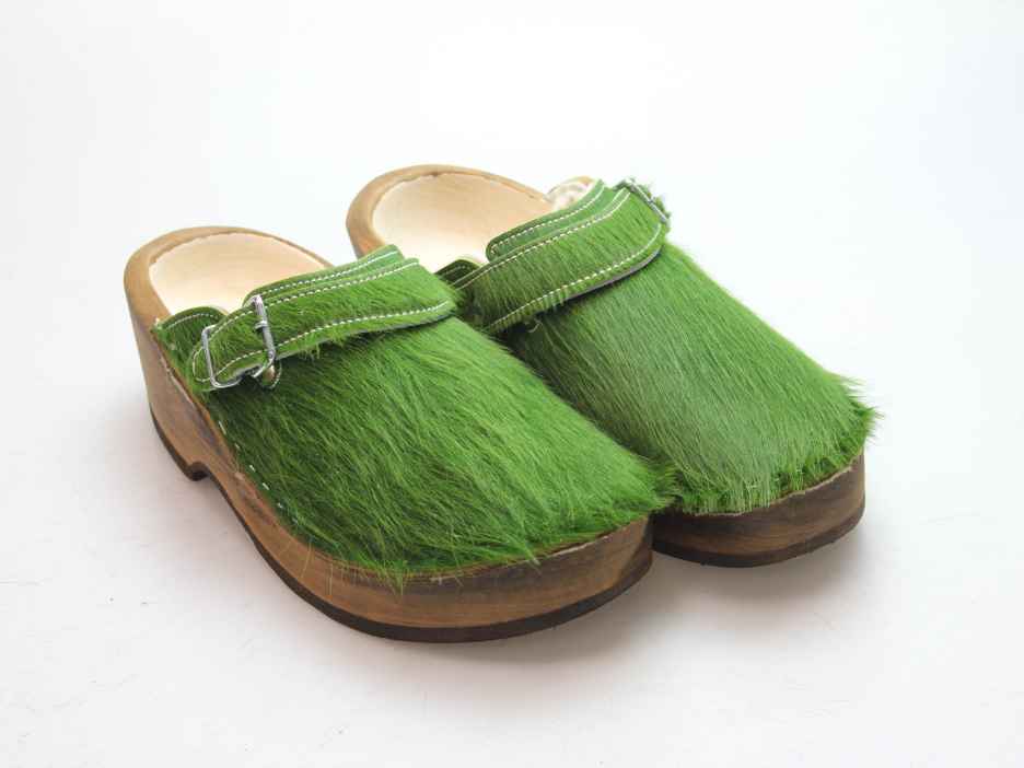 Holzschuh in Rindfell mit Schaffell gefüttert