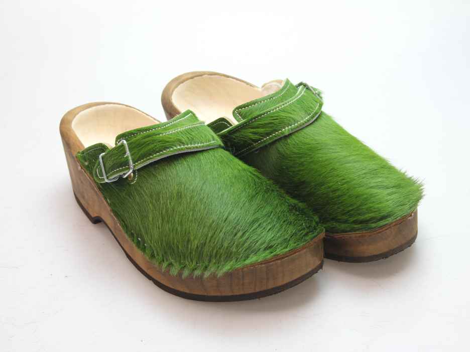 Holzschuh in Rindfell mit Schaffell gefüttert