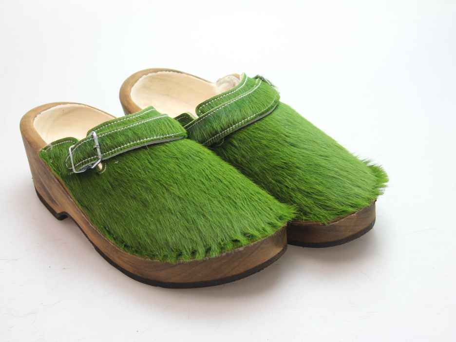 Holzschuh in Rindfell mit Schaffell gefüttert