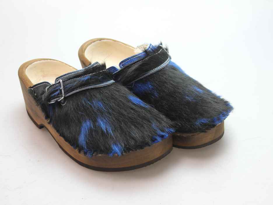Holzschuh in Rindfell mit Schaffell gefüttert