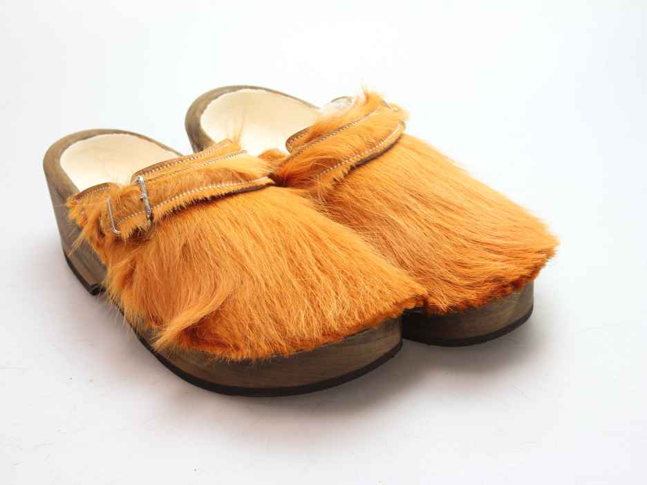 Holzschuh in Rindfell mit Schaffell gefüttert