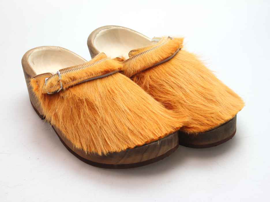 Holzschuh in Rindfell mit Schaffell gefüttert