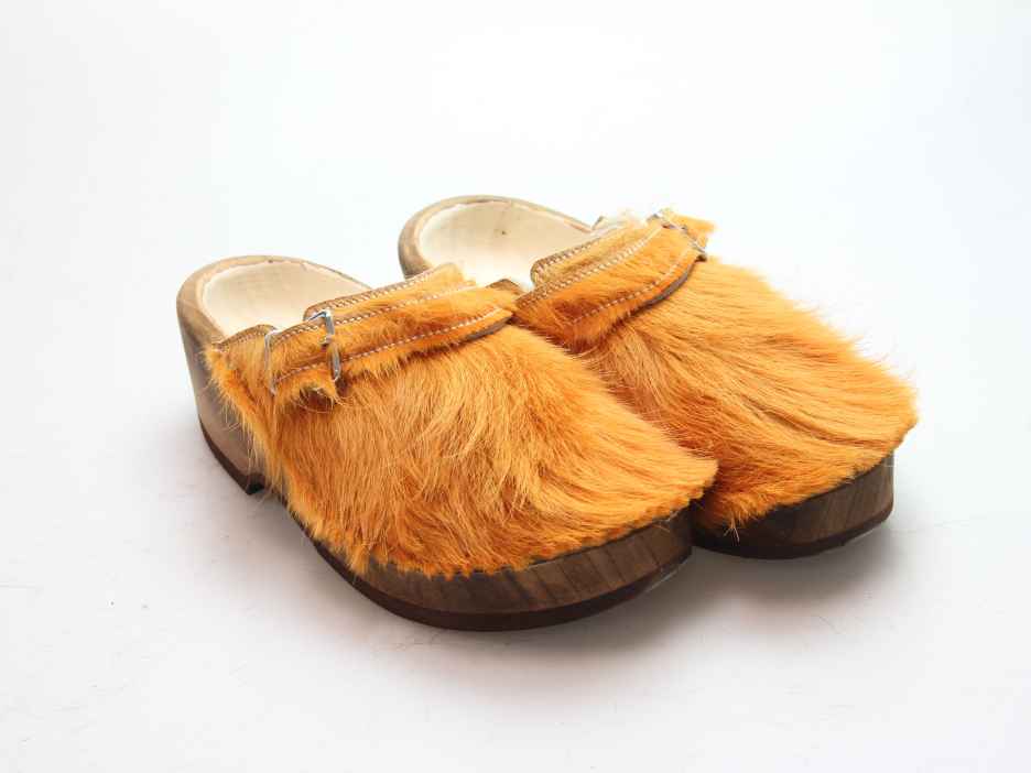 Holzschuh in Rindfell mit Schaffell gefüttert